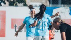 Ana Toubes y Nerea Cuquejo celeban un gol de As Celtas en pretemporada.