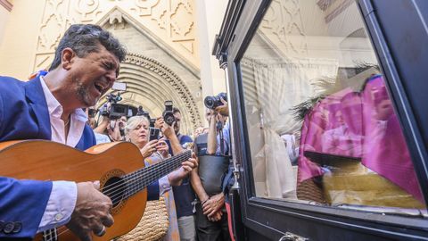 Un guitarrista frente al f�retro a la salida de la iglesia de Santa Ana de Triana