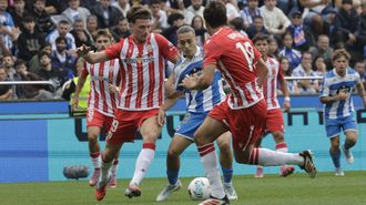 Varios jugadores del Almer&iacute;a presionan a Luismi Cruz en el partido disputado en A Coru&ntilde;a.