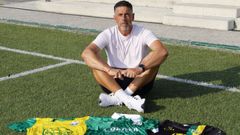 Julio C�sar Castro loce as camisetas do R�o Ouro e outra do Burela sobre o c�spede de O �rbol.