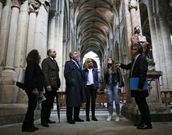 De visita en Ourense, el embajador de Irlanda David Cooney -en el centro-, recorri� la bas�lica.