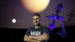 El astrof�sico, Borja Tosar en el planetario, fotografiado con Saturno (en peque�o) y Tit�n (la luna m�s grande de Saturno).