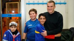 A Coru�a. El jugador del Deportivo �lex Berganti�os, en el concurso de filloas y orejas en el Centro Social Sagrada Familia
