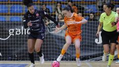 Sandra Pumares pisa el bal&oacute;n ante la presi&oacute;n de la portuguesa del Castro Bloques Cando Jenny.