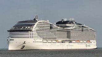 Pasadas las cinco de la tarde de este lunes, 25 de agosto, el Crucero MSC World Europa, de 333 metros de eslora, navegaba por sus propios medios rumbo a Napolés