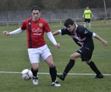 Samuel, jugador del Ameixenda, escapa de un jugador del Lira. 