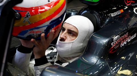 Fernando Alonso se pone el casco antes de salir a la Q3 del gran premio de Espaa, en Montmel.