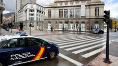 Un coche de Polic�a frente a un paso de cebra sin peatones, junto al Teatro Campoamor de Oviedo