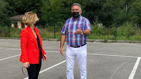 El concejal de Infraestructuras en el medio rural, zonas verdes y �reas de esparcimiento, Alejandro Villa; y la concejala de Urbanismo, Susana Madera �lvarez