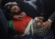 La hija del ministro Ziad Abu Ein llora sobre su cuerpo durante su funeral en Ramala. 
