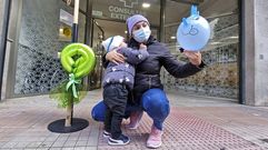 Ar�n, con su madre, tras el pinchazo de la vacunaci�n de la gripe en Pontevedra. 