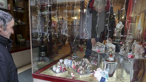 La Casa del Fumador, con belenes este a�o en su escaparate