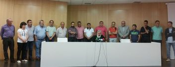 Rafael Cu��a y Manuel Cu��a, entre los regidores reunidos ayer en la capital compostelana.