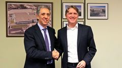 Antonio Vega y Rainer Behrens, su sustituto, este martes en la factor�a de O Porri�o