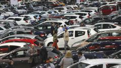 Visitantes contemplan los veh�culos en exposici�n en el Sal�n del Autom�vil de Vigo.