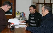 Un funcionario del Concello recoge las quejas entregadas por Xabier Santos y Alejandro P�rez. 