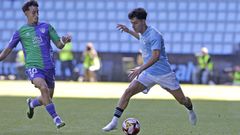 El malaguista Larrubia y el c�ltico Hugo �lvarez, en el Celta Fortuna-M�laga del 2024.