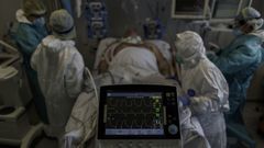 Personal sanitario atiende a un paciente ingresado en la Unidad de Cuidados Intensivos del Hospital Infanta Sof�a en San Sebasti�n de los Reyes