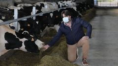 Juanjo Fraga, adminsitrador de Casa Barbeiro, en la explotaci�n de Alfoz