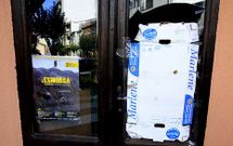 El ladr�n rompi� el cristal de la puerta para entrar en la fruter�a y llevarse alimentos y vino