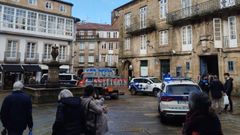 Patrullas de la Polic�a Local y Nacional, en la plaza de O Toural el viernes tras el incidente provocado por el toxic�mano