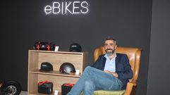 Marcos Mart�nez, en la tienda que Weco Mobility abri� el 25 de mayo en Santiago. Quiere que esta sea la primera de muchas otras tiendas propias, �una especie de franquicia para gente joven que quiera apostar por un modelo de negocio con un gran futuro por delante�, dice �l.