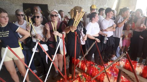 Las velas que se ofrecen a la virgen de Chamorro.
