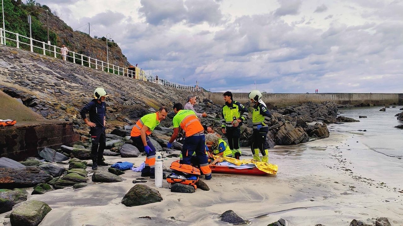 Trasladan en helicóptero a una menor que cayó en su bicicleta del espigón de Luarca