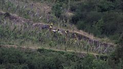 Rescate de la v�ctima, en una vi�a de Rioboo (Cenlle)