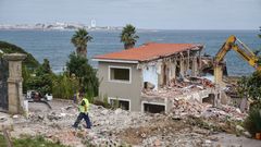 Los operarios derriban dos casas ubicadas en la costa junto a Bastiagueiro Pequeno