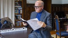 Jos� Manuel Baltar, revisando un estudio sobre el agua termal del Pazo Provincial.