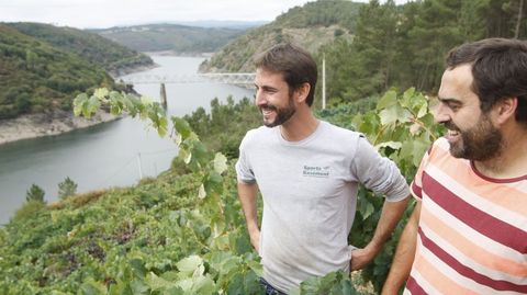 Roberto Regal, a la derecha, con Zach Elfman, en un viedo del proyecto Enonatur