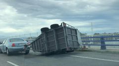 Remolque volcado en el Puente de los Santos