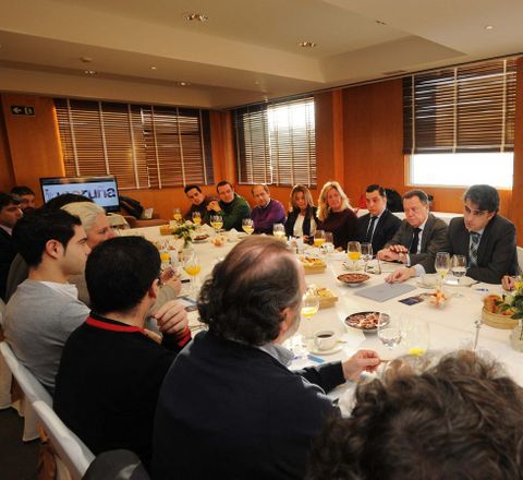 Diego Calvo, reunido ayer con integrantes de Ascega. 