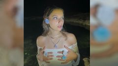 La artista, posando con algunas de sus joyas.