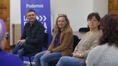 La delegada del Gobierno contra la Violencia de G�nero, Victoria Rosell, y Rafael Palacios, mantienen un encuentro en la Casa de la Buelga (Cia�u) con varios colectivos de mujeres.