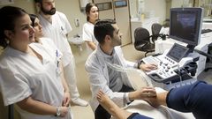 En la imagen, alumnos de Podolog�a aprenden a utilizar el ec�grafo bajo la supervisi�n de un profesor