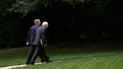 George W. Bush y Dick Cheney caminan hacia el despacho oval de la Casa Blanca en octubre del 2007