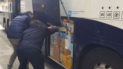 Carga de donativo en el autob�s de Monbus que se traslad� a Vilagarc�a