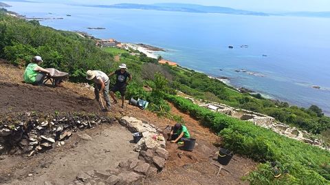 Excavaci�n de una vivienda circular ind�gena en el castro de Castelo dos Mouros, en la isla de Ons