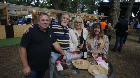 Un grupo de amigos en la Festa da Vendima da Ribeira Sacra, en Escair�n