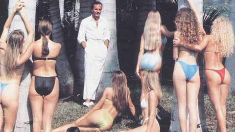Julio Iglesias, rodeado de un grupo de mujeres
