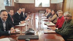 Carlos Botana y Leticia Santos mantuvieron este jueves una reuni�n con representantes vecinales de Meira para abordar nuevas actuaciones en el litoral del municipio.