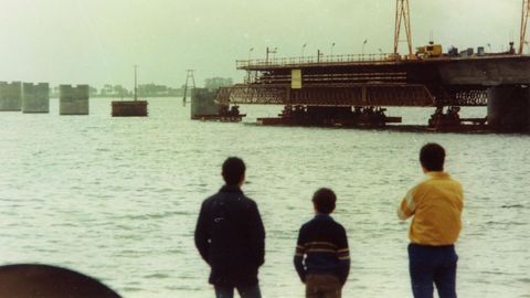 Obras de construcci�n del puente de A Illa, que abri� al tr�fico el 15 de octubre de 1985.