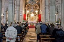 Misa celebrada d�as atr�s en la iglesia de Padr�n, oficiada por el p�rroco Roberto Mart�nez.