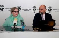 Roberto L�pez, acompa�ado de la edil Marisa �lvarez, present� ayer en Lal�n la oferta de la USC.