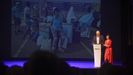 Jess Franco, de Azul en Accin, y la oftalmloga Ana Gonzlez explicando el proyecto del nuevo hospital y las campaas solidarias en Senegal en la gala