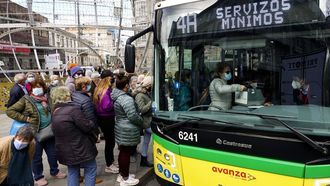 Usuarios entrando en un autob�s durante la pandemia