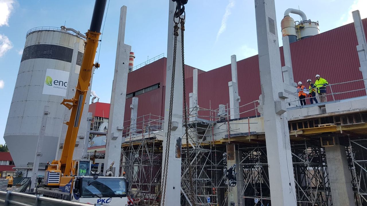 Muy pendientes de los despidos en Ence y de cómo las prejubilaciones y bajas incentivadas afectan en la fábrica de Navia