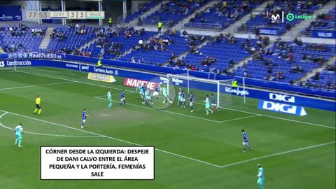 Dani Calvo imponi�ndose por alto en un saque de esquina del Huesca. Mala salida de Femen�as